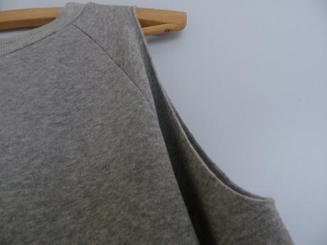 Športové teplákové šaty s výrezom na ramená, m