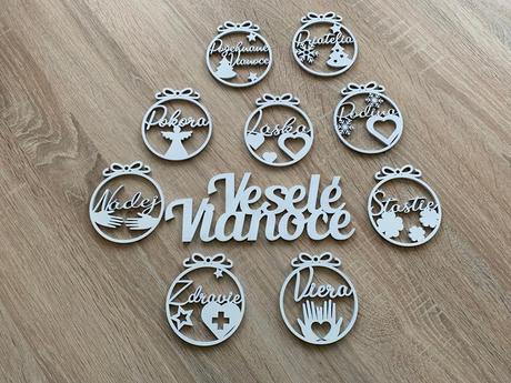 Drevené vianočné ozdôbky s menom na stromček,