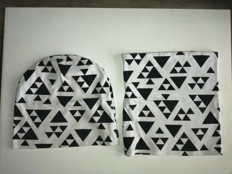 Čapica a nákrčník,