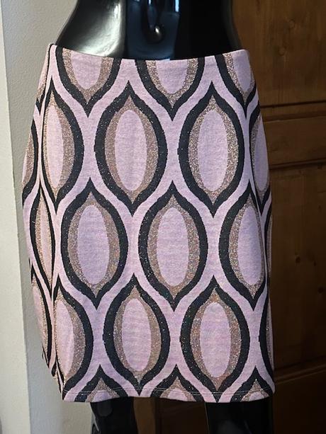 Kostým sukňový ružový so zlatou niťou zn. magenta, l / m