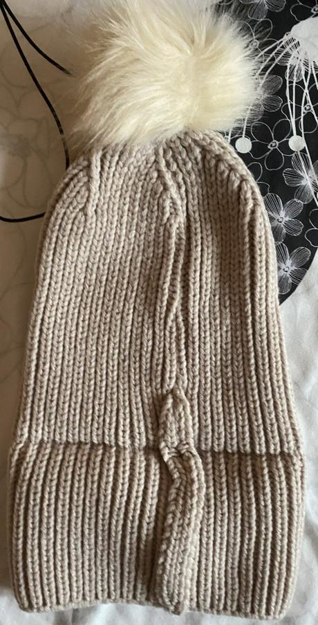 Teplá mäkká čiapka s brmbolcom - uni veľkosť,