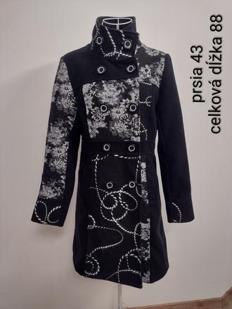 Vyšívaný kabát, s