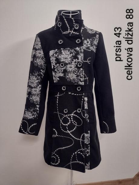 Vyšívaný kabát, s