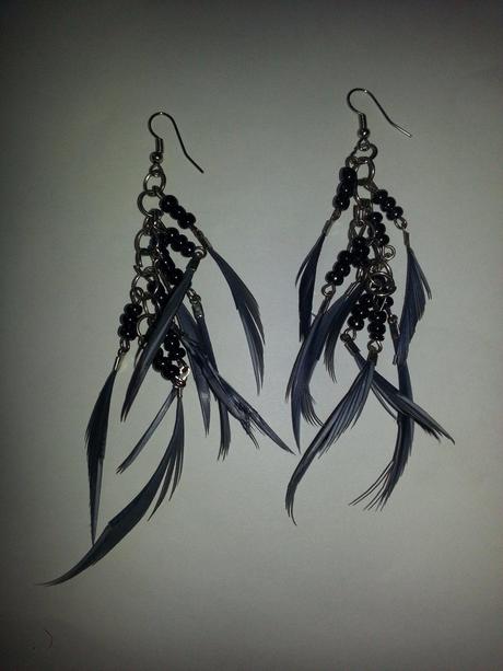 Nausnice s malymi modrymi pierkami, 