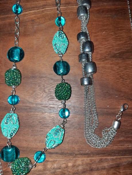 5ks bižu náhrdelníky + brošňa,