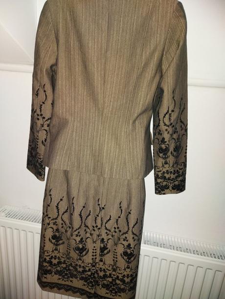 Elegantný vyšivaný kostým, s