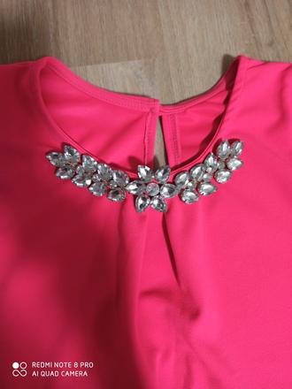 Top s náhrdelníkom, s