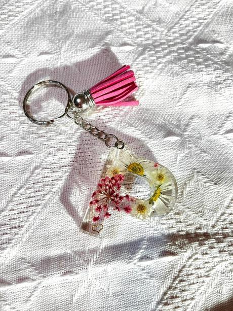 Ručne vyrobené živicové kľúčenky, 
