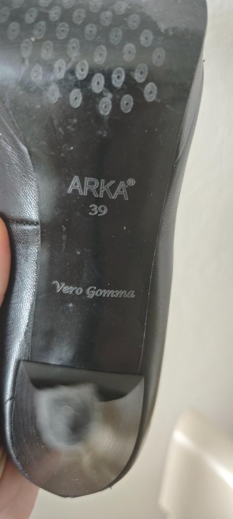 Elegantné čierne celokožené lodičky, 39
