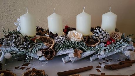 Adventný svietnik so sviečkami,