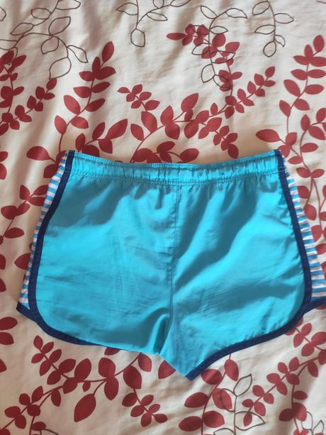 Športové modré kraťasy, 158