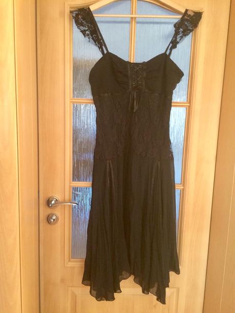 Šaty s čipkou a šnurovačkou, 38