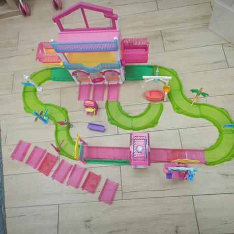 Dostihová dráha aj so samochodiacimi konikmi, 