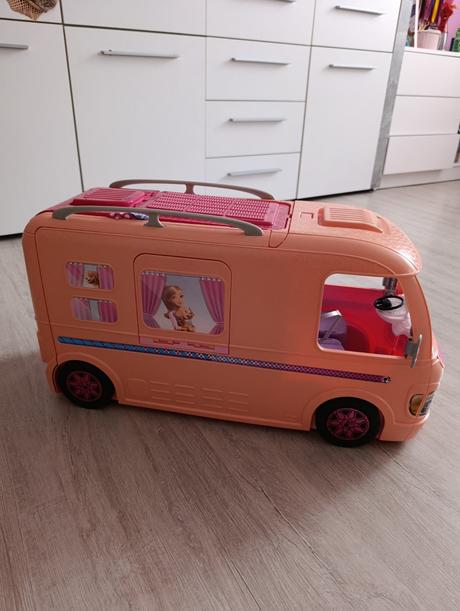 Predám karavan, 