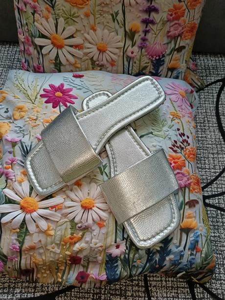 Strieborné šľapky, 37