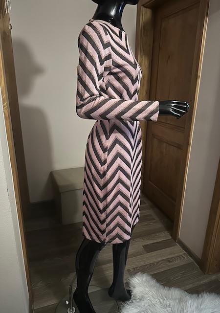 Ružové šaty so zlatou niťou zn. magenta, l / m