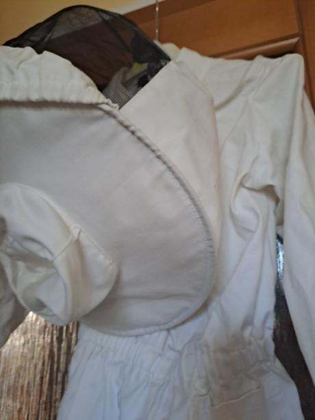 Kombinéza ku včelám, 122