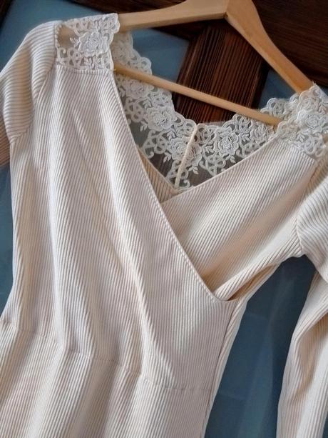 Krémové elastické šaty, 
