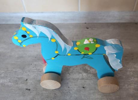 Drevený koník na kolieskach, 