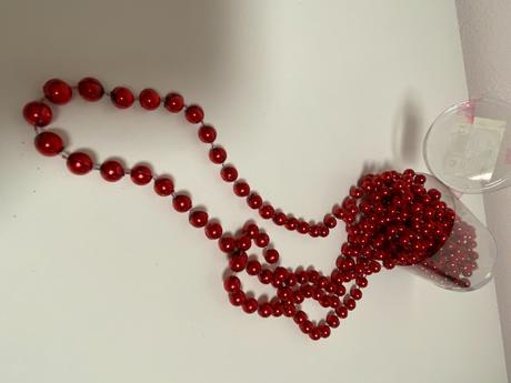 Vianočné koráliky na šnúrke,