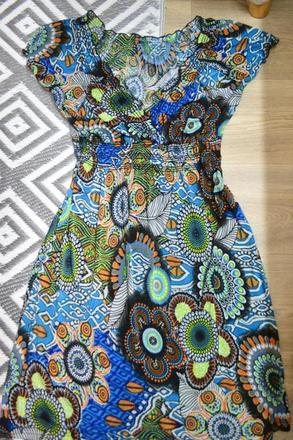 Krásne pružné vzorované šaty m/l cca, m