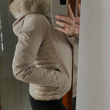 Luxusnú dámsku páperovú lyžiarsku / zimnú bundu, s