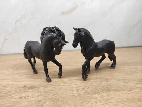 Schleich - tmave kone so striebristou hrivou, 