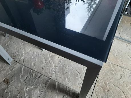 Veľký antracitový stôl zo sklom.,