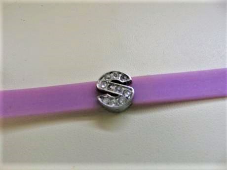 Plastový náramok s monogramom s, 