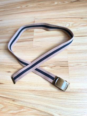 Béžovo-čierny opasok, 