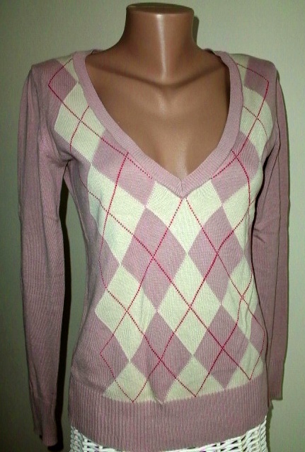 Trendy kosoštvorcový svetrík vo veľ. s-m, s