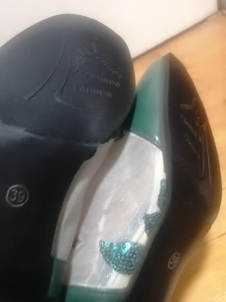 Kotnikove topanky, 39