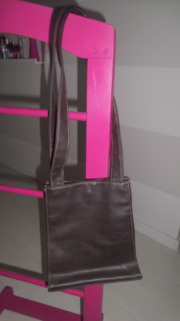 Mala kozena tmavohneda kabelka,