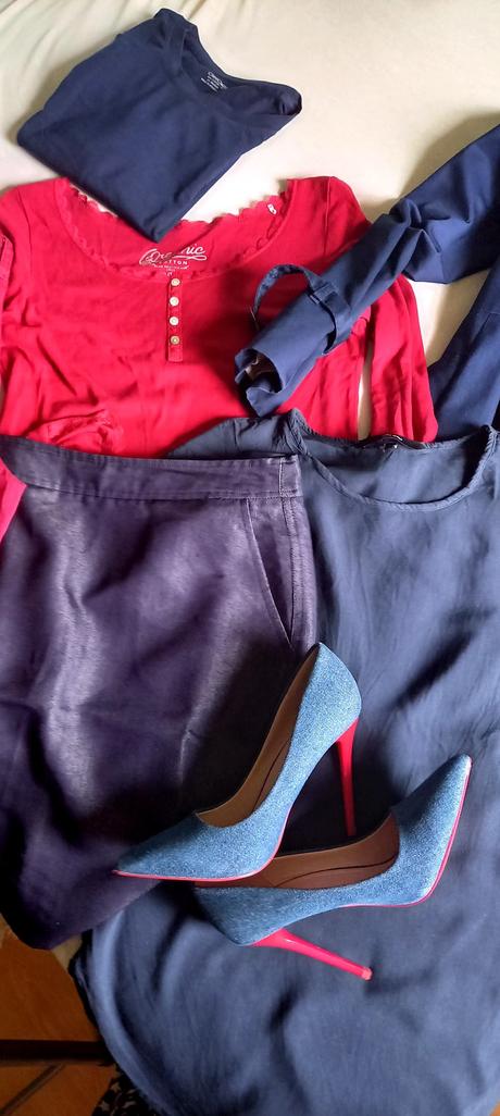 Červenomodrý set oblečenia, s