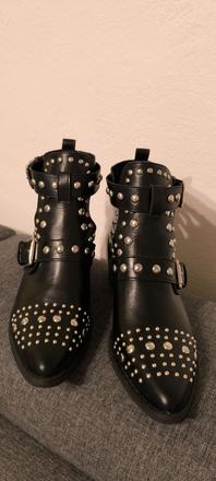 Vybíjané čižmičky, 40