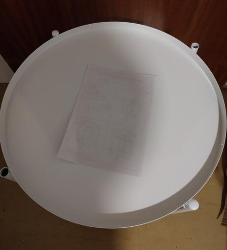 Biely kovový stolík,