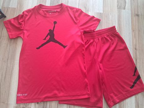 Tricka+kratasy spolu 25eur, velkost m 132az147, air jordan,140
