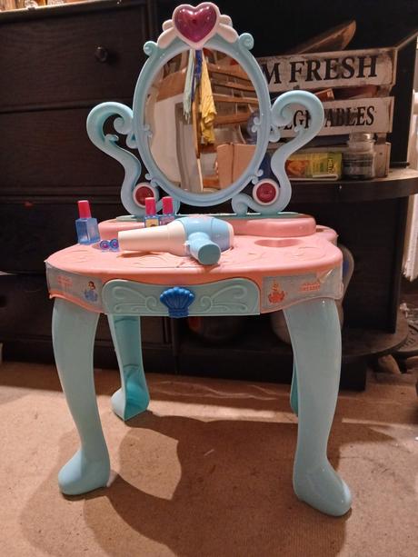 Dievcensky kozmeticky stolik,
