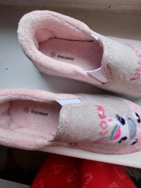 Dievcenske papuce, 27