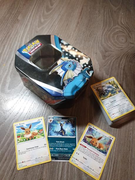 Pokemon vaporeon krabicka a karty,