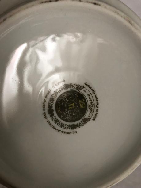 Prekrasny znaceny cajnik s bylinky motiv,