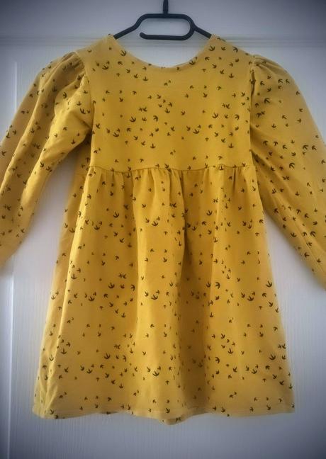 Pekné šaty s jemným vzorom, 122