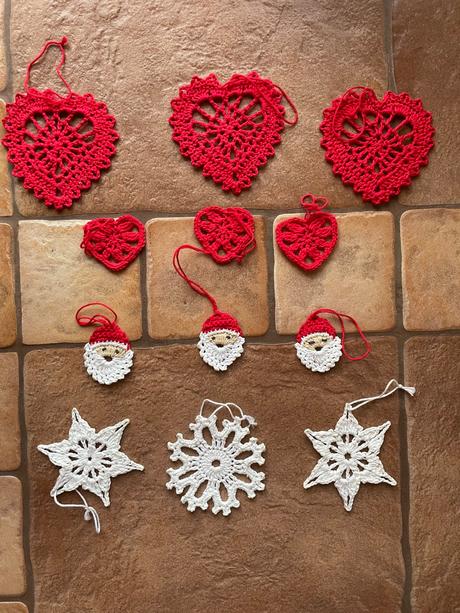 Bielo červene hackovane ozdoby na stromcek, 