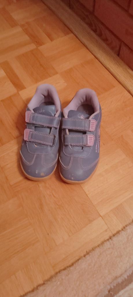 Fialové tenisky, 30