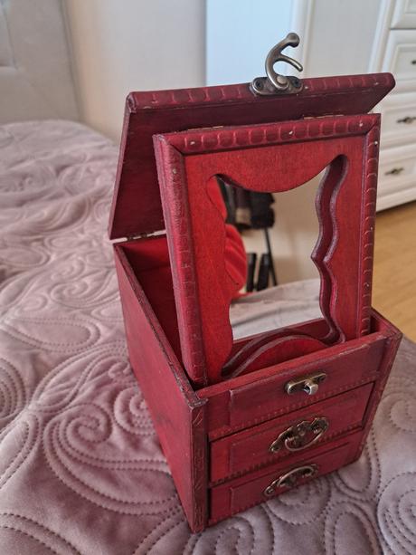 Drevená šperkovnica, 