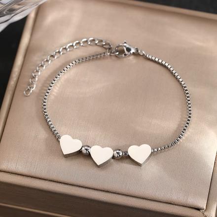 Retiazkový náramok s troma srdiečkami,
