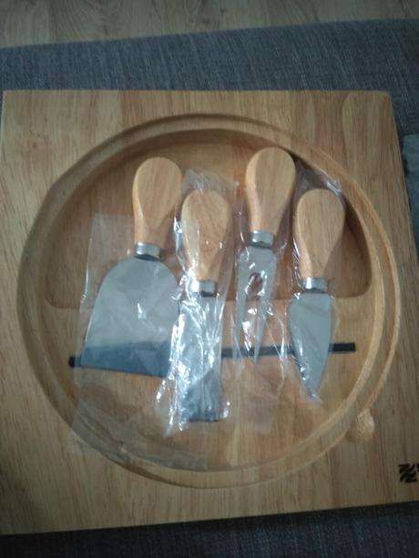 Súprava na krájanie a servírovanie syrov,