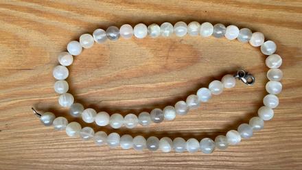 Mesačny kameň nahrdelnik,