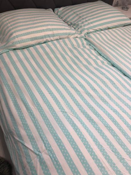 Posteľná súprava prehozu, vankušov a obliečok, 