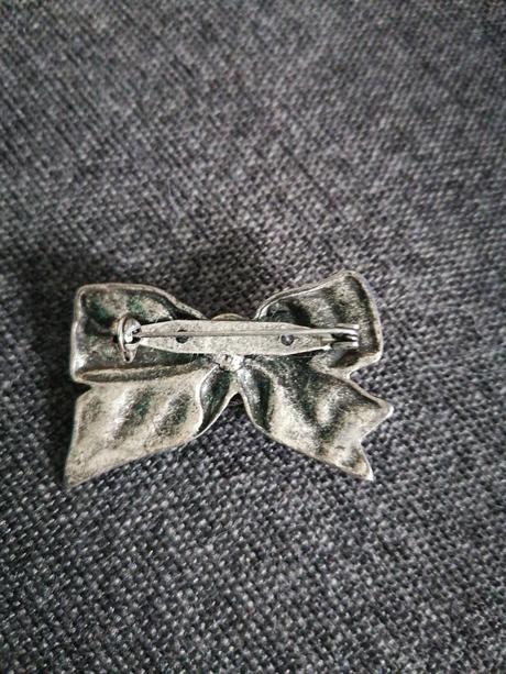 Brošňa mašlička, 